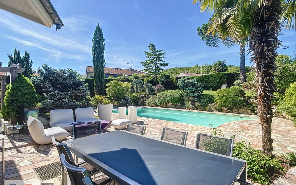 table et piscine extérieure