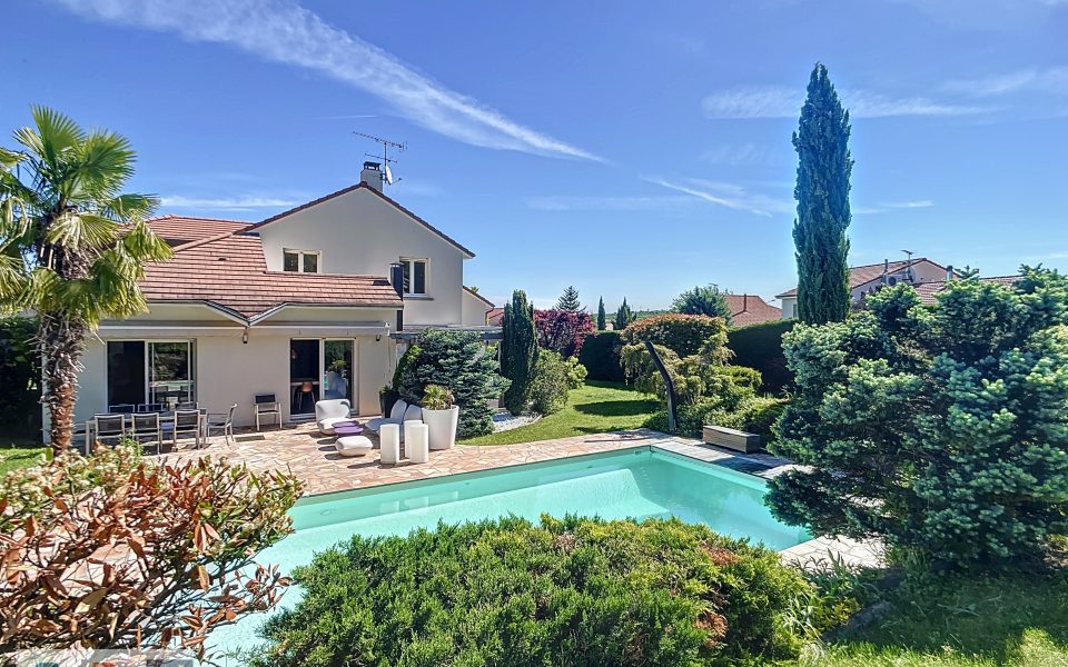 vue arrière extérieure et piscine